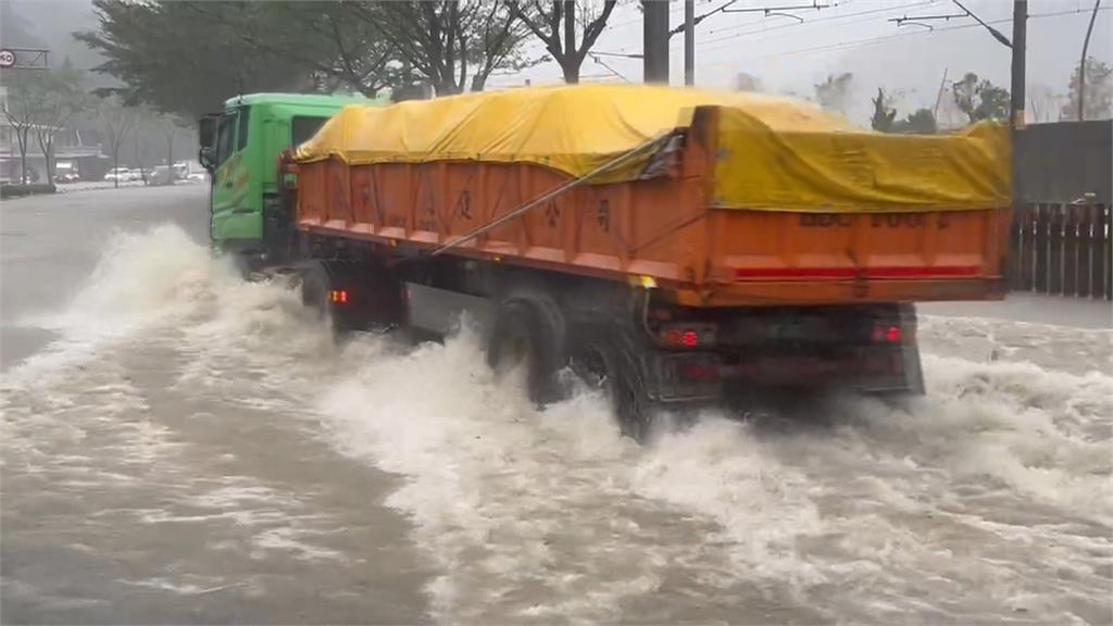 宜蘭午後「大豪雨特報」　民眾淡定吃流水席、台鐵蘇新及新馬一度雙線不通