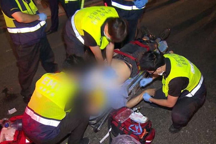 疑司機心臟病發  貨車連撞路邊13機車