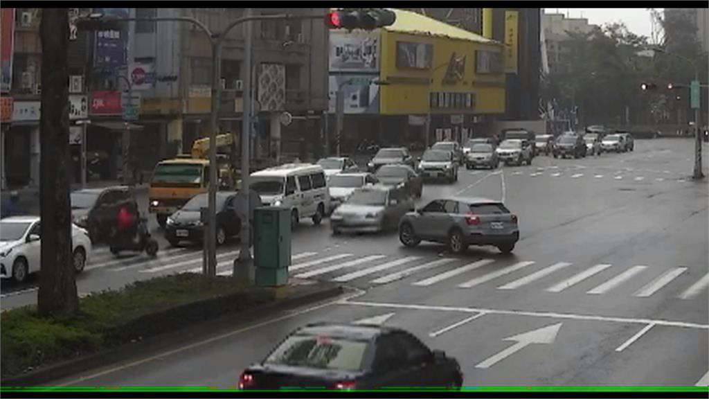 塞車陣中卻超車往前開　下1秒...　砰砰連撞2機車