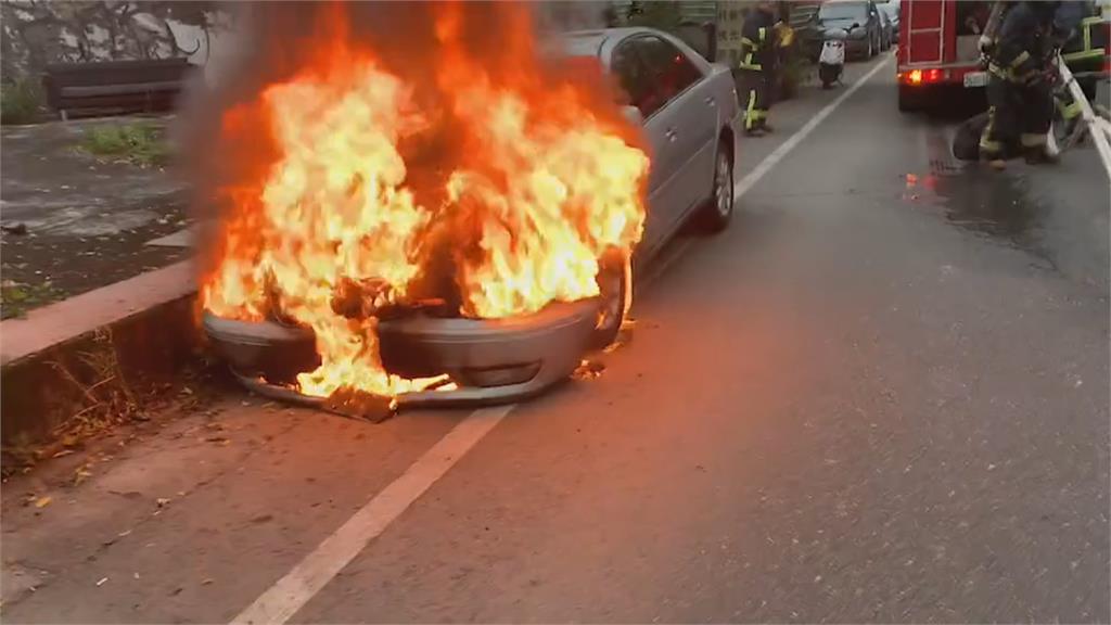 宜蘭市環河路轎車停路邊突起火！　警消獲報到場灌救