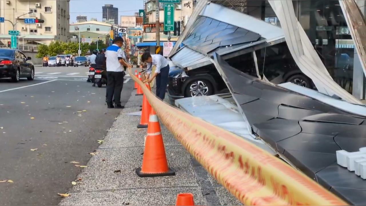 高雄鳳山車商招牌砸落！　門口六台展示車慘遭殃