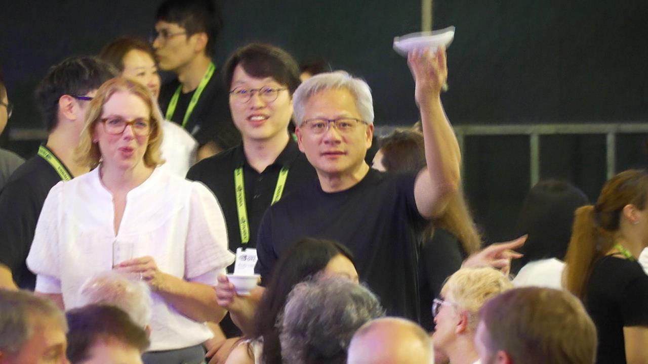 黃仁勳辦桌犒賞員工！席開55桌嗨翻北流　親送甜點、便當全場都有份