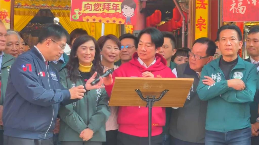賴總統回台南參拜發紅包　林俊憲、陳亭妃跟緊緊