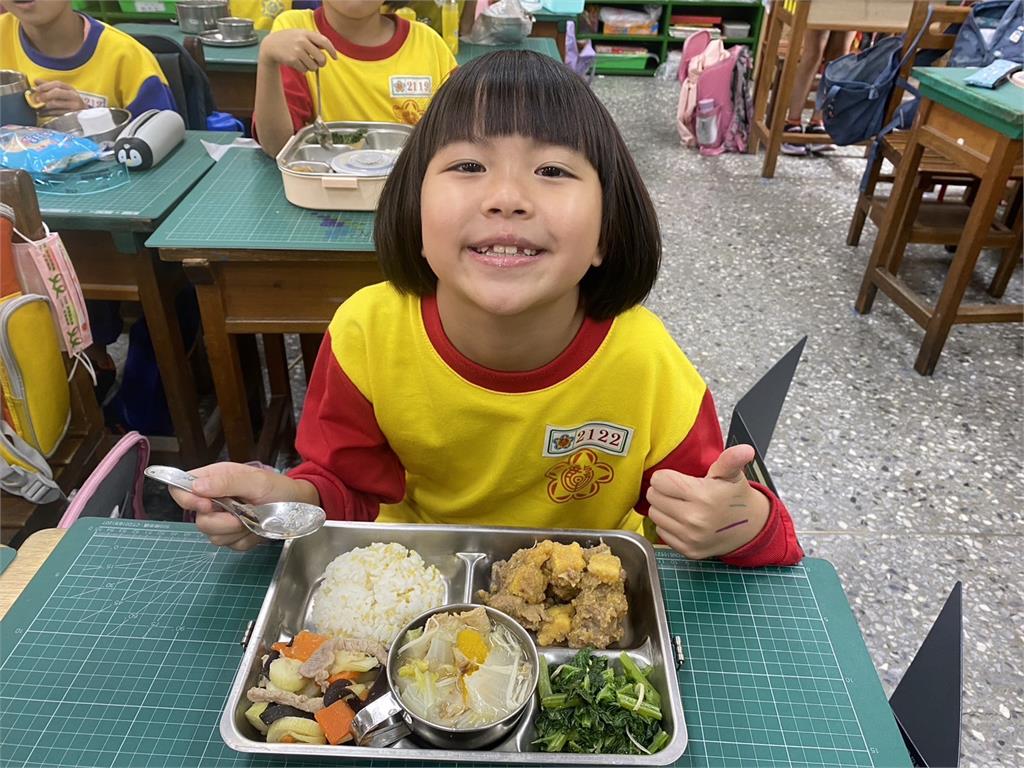 桃園教育局推營養午餐結合在地食材 龍潭學童享用筊白筍鮮甜