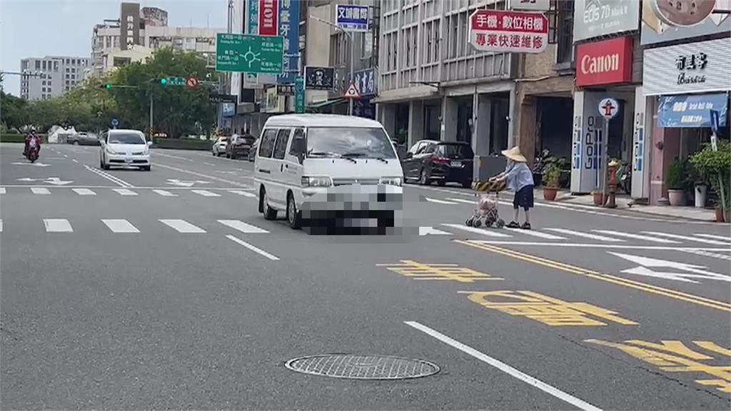 警車行經無號誌路口也未禮讓? 公車遮視線來不及停 依法開罰