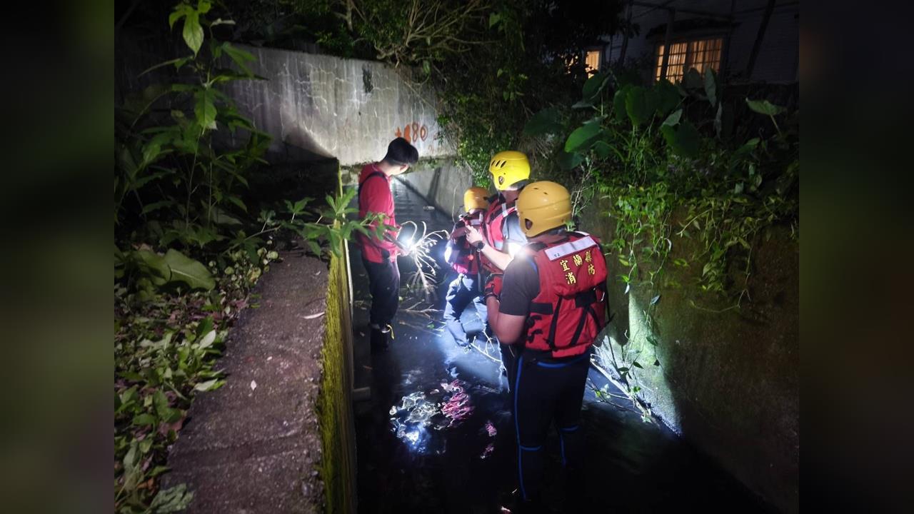 快新聞／宜蘭醉漢跳水溝躲追緝　警消鑽涵洞奔50公尺逮人