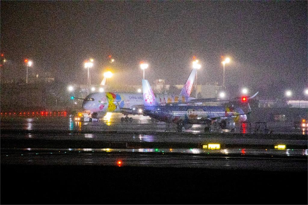 寶可夢迷看過來！華航「皮卡丘彩繪機」雙機罕見同框 網友Threads發文掀熱議