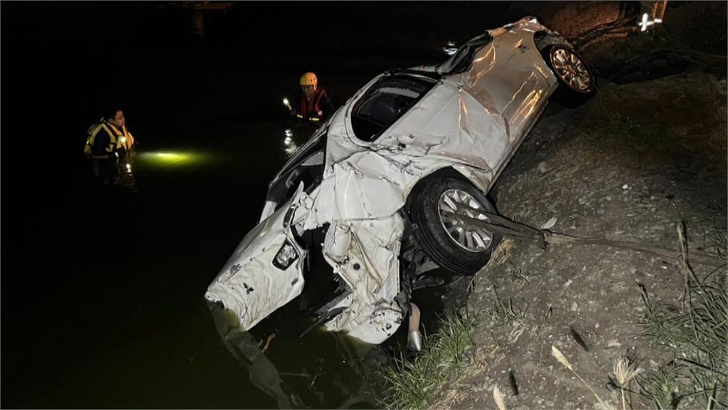 疑閃車失控！駕被拋飛　車子直直撞進魚塭