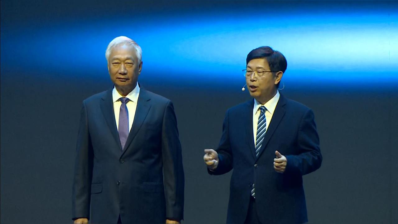 鴻海科技日　郭台銘頂白髮驚喜現身　黃仁勳兒登台談AI機器人