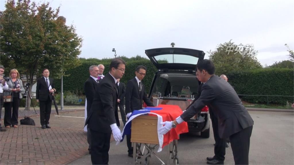 英國二戰老兵過世 國軍派員棺木覆中華民國國旗