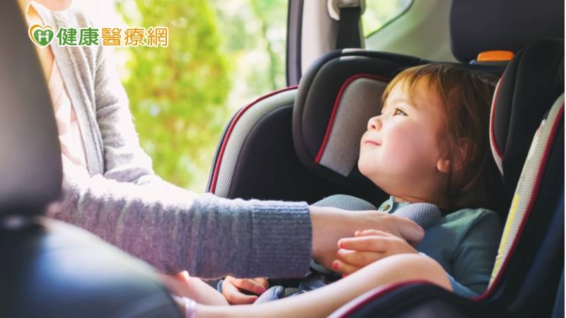 兒童乘坐「後向式汽座」安全性激增75%!4口訣輕鬆上手