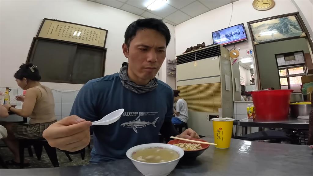 形狀好奇怪！南韓歐巴嚐雞佛湯　一口咬下「滿臉問號」仍讚：味道還不錯