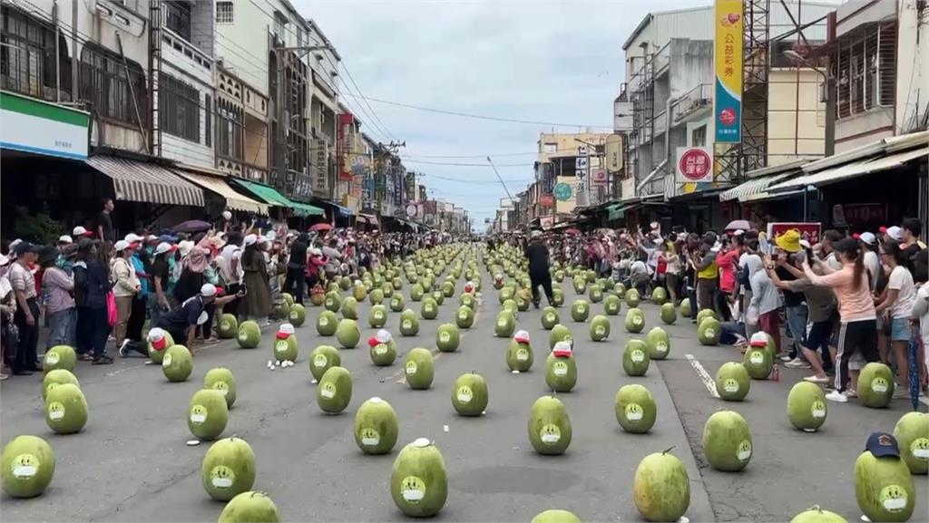 端午不立蛋來立西瓜！　屏東佳冬888顆西瓜齊立場面壯觀