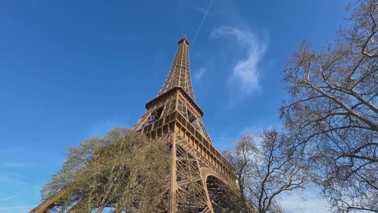 法國艾菲爾鐵塔「搭建網狀吊橋」　義大利羅馬競技場重現歷史樣貌