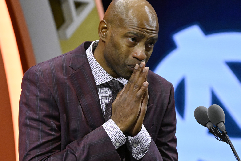 NBA／暴龍隊史第1人！「加拿大航空」卡特15號球衣升空他淚灑球場