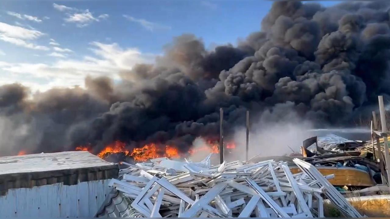 快新聞／澎湖白沙鄉回收場凌晨大火！黑煙密布駭人畫面震撼曝光