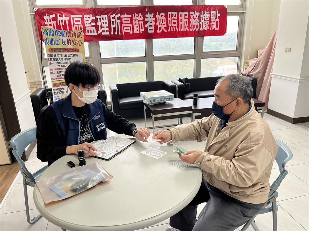 中壢監理站鼓勵高齡者自願繳回駕照　送100元全聯禮券