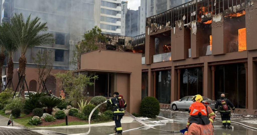 原定明天開案!新店指標型建案樣品屋大火 接待中心慘遭「燒了了」