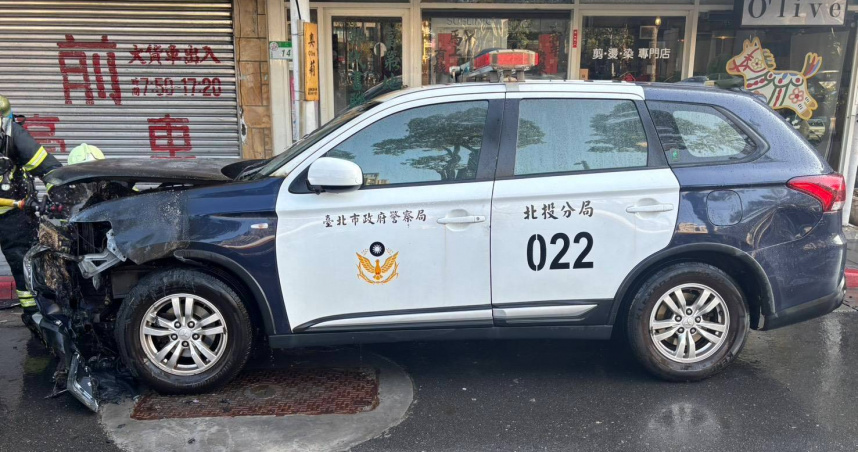 快訊／北市北投分局警車突起火　車頭遭火舌吞沒