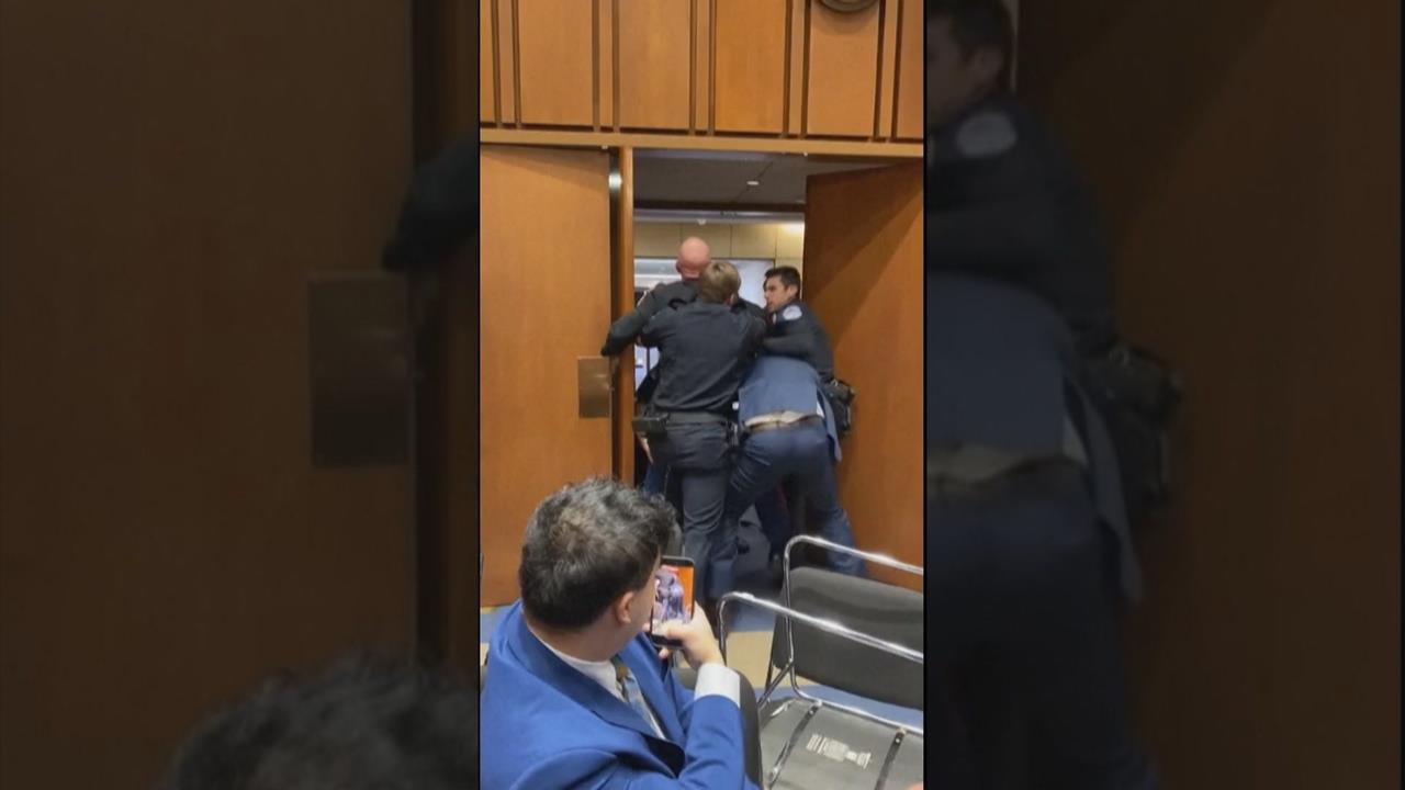 美退役男闖國會反戰　被保全拖離現場「手臂骨折」