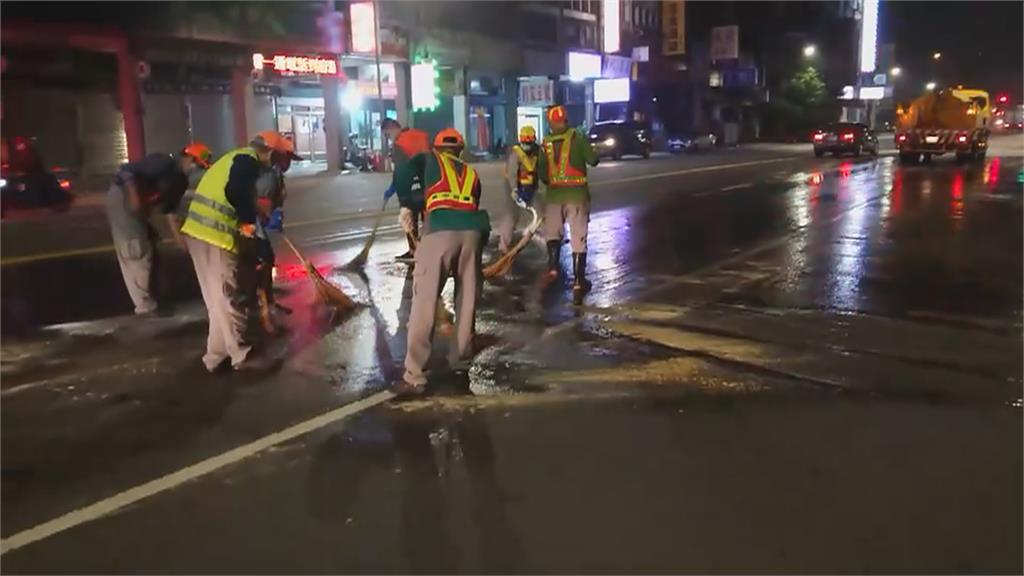 清潔隊好忙  貨車漏油污染路面