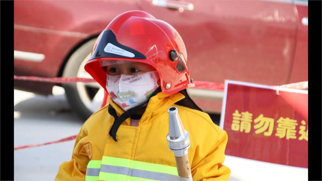 太想當消防員？換糖果也沒用！　男童體驗消防員拒脫消防衣「跺腳哭」