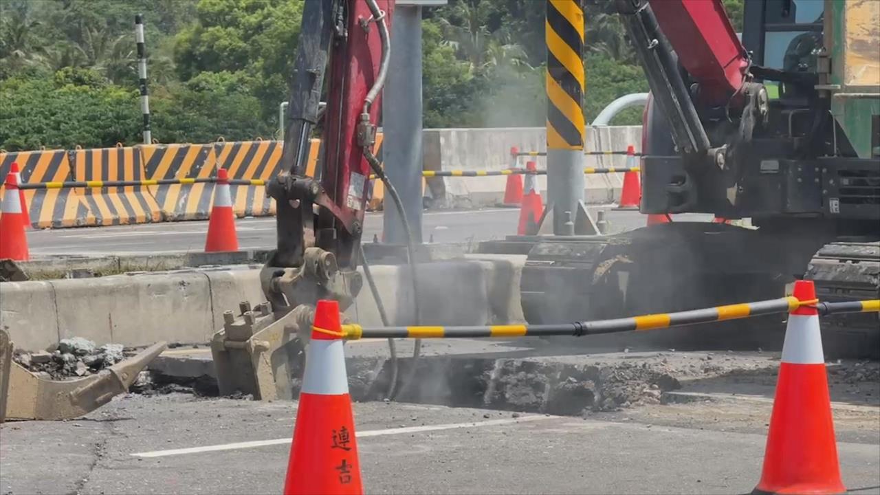 台南玉井橋台電外包商施工　挖斷自來水幹管　水柱噴數公尺高