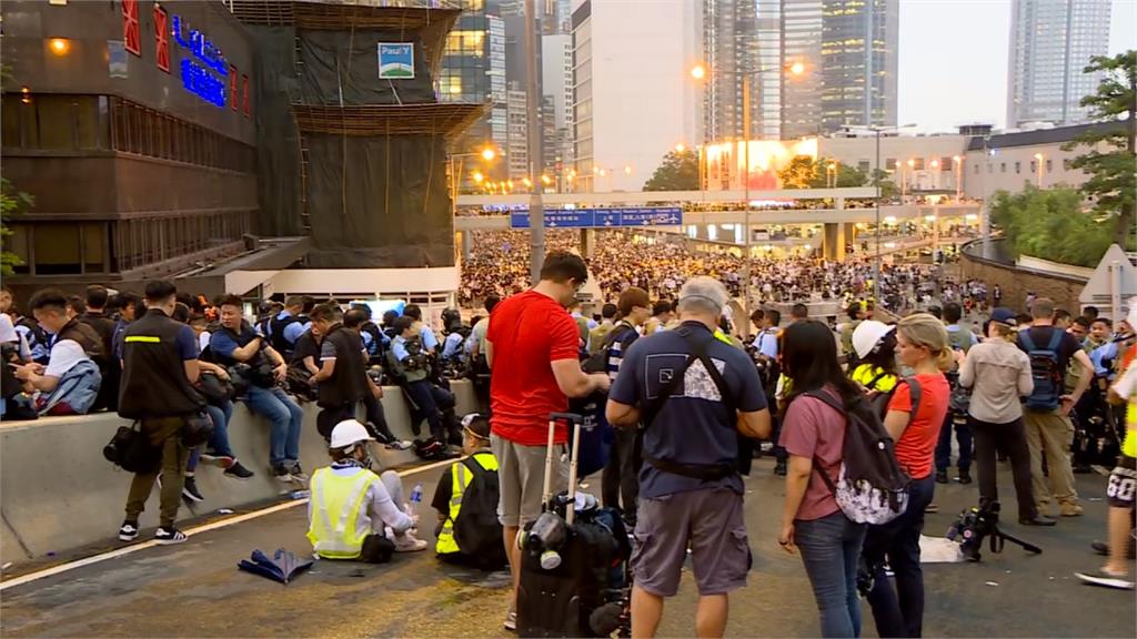 反送中／流血衝突不斷！香港立法會宣布今日取消《逃犯條例》二讀
