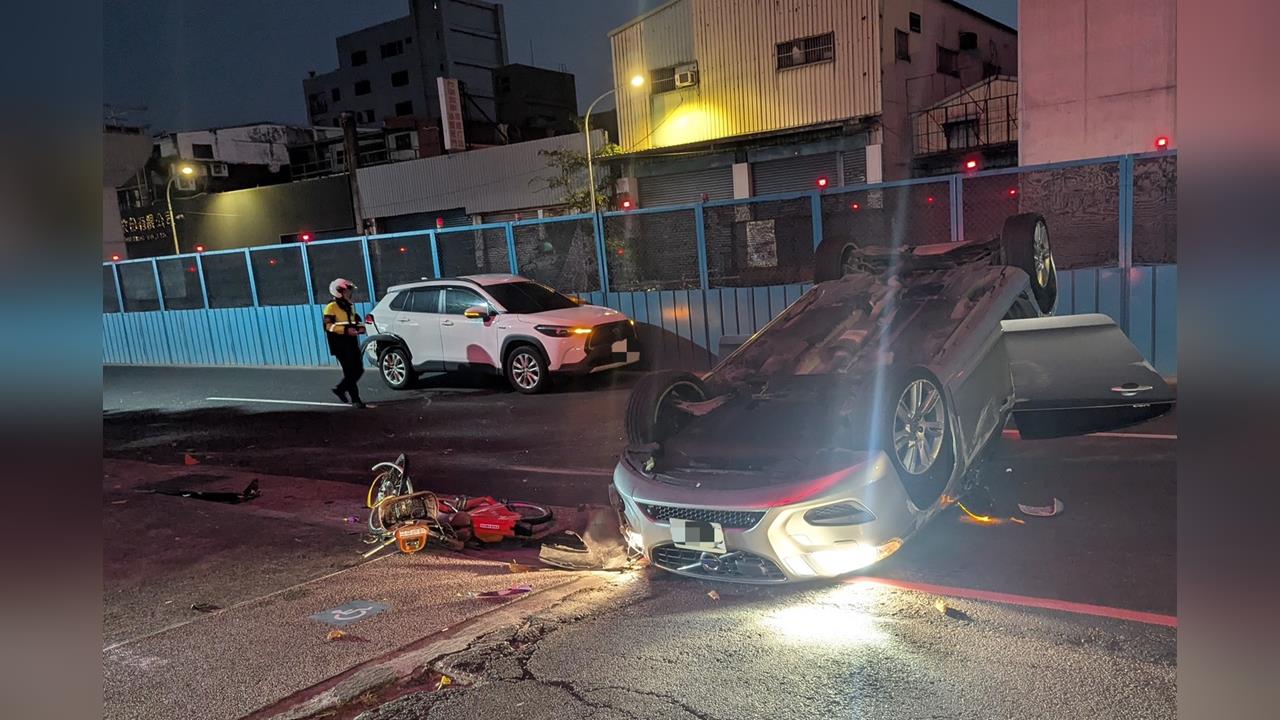 快新聞／毒駕栽了！自小客追撞前車結果「大翻車」　四輪朝天影像曝光