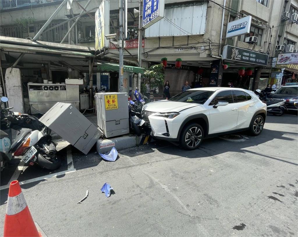 快新聞／新北三重43戶停電！小客車撞擊配電設備釀禍　台電搶修中