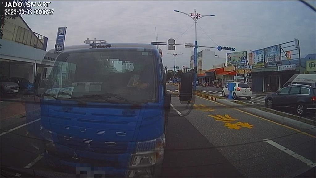 貨車駕駛邊拿手機邊開車　煞車不及撞前車
