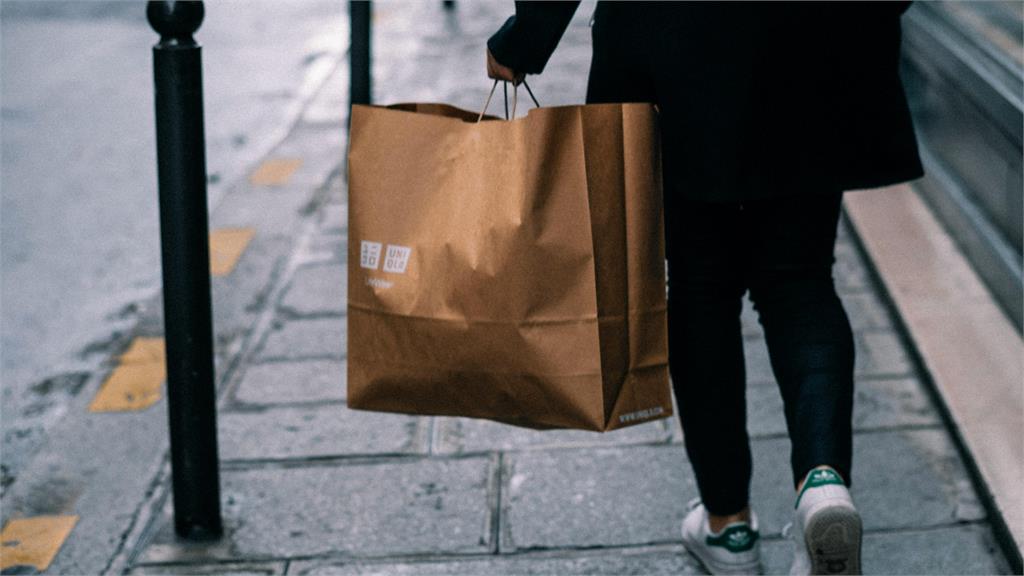 比老半天價格全一樣！親戚逛連鎖服飾「硬跑3店」…網怒揭「1事」：更崩潰
