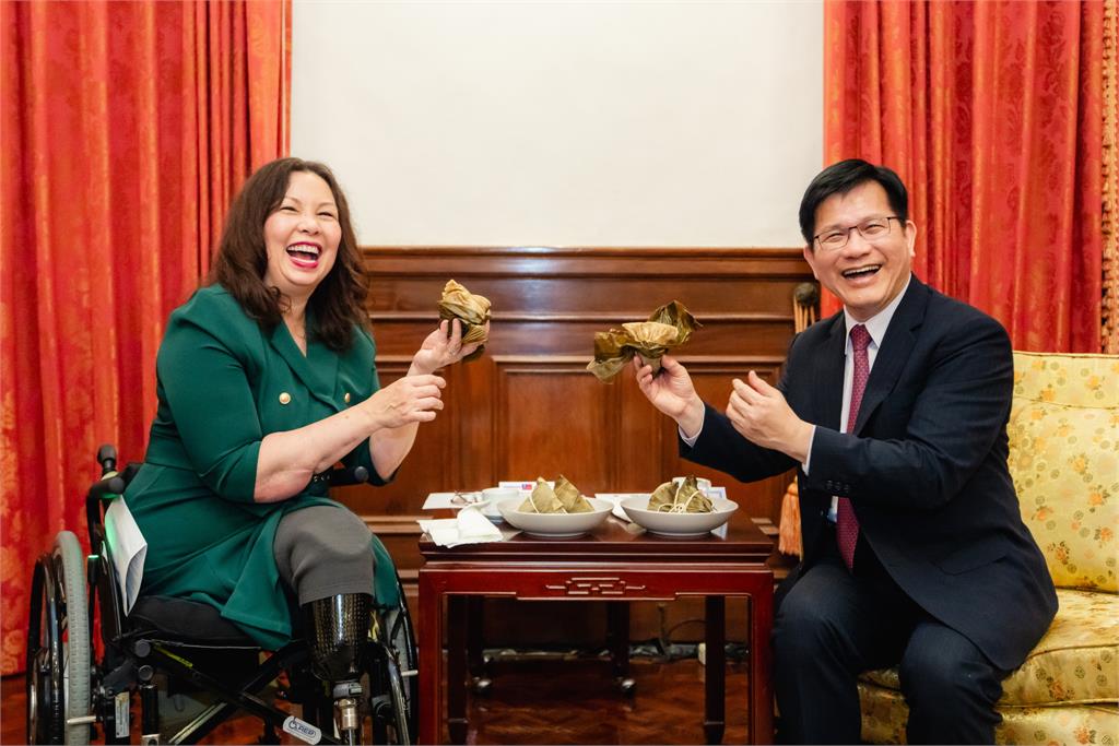 快新聞／美參議員達克沃絲訪台　林佳龍「粽子乾杯」提前歡度端午