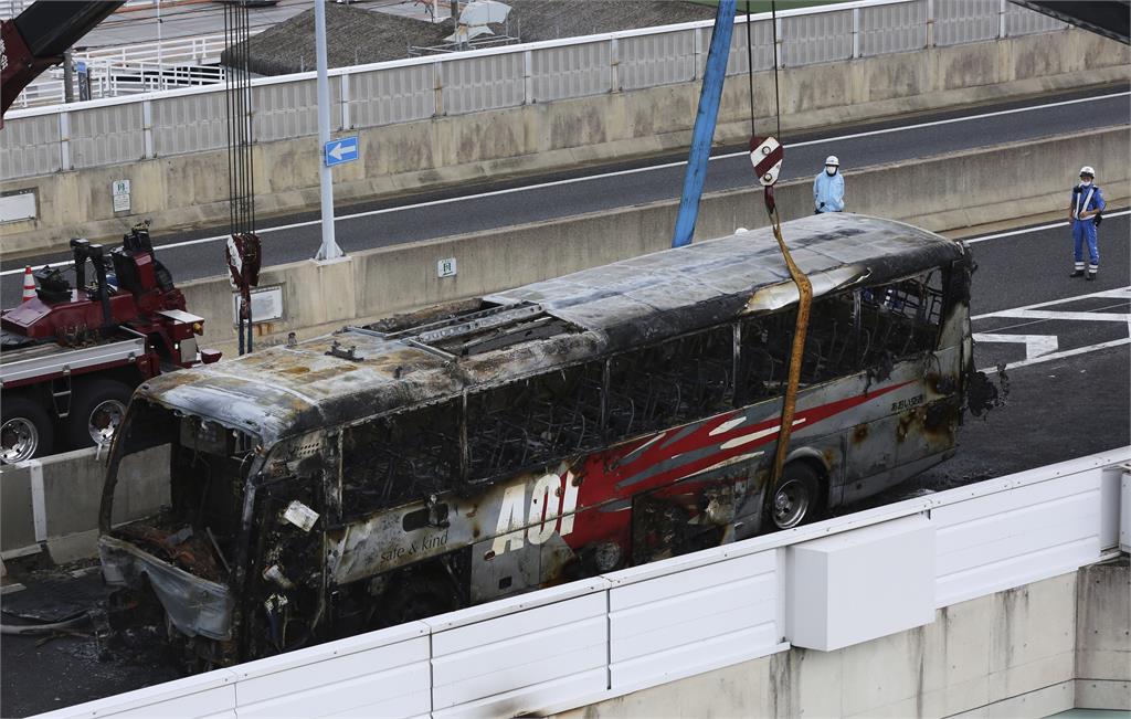 快新聞／日本名古屋巴士翻車起火2死7傷　現場畫面曝光