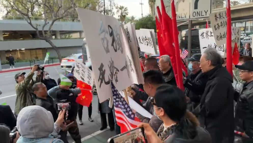 快新聞／中國挺台人士和反台獨分子「開戰」　中國男爆打五星旗：支持台灣獨立