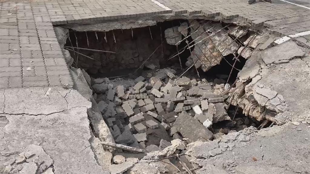 <em>台南</em>新化道路突坍塌現大坑洞　憂降雨釀災緊急清除土石搶修