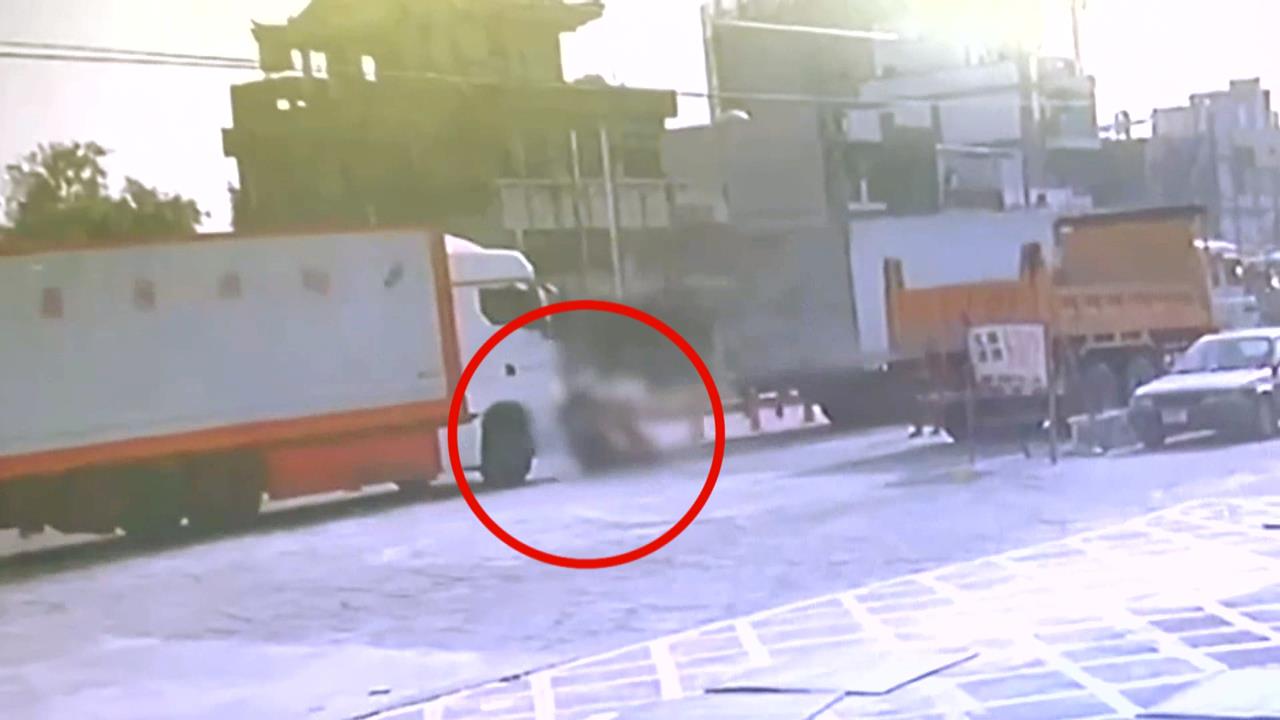 高雄死亡車禍!命喪異國街頭 2菲籍移工雙載遭大貨車輾斃