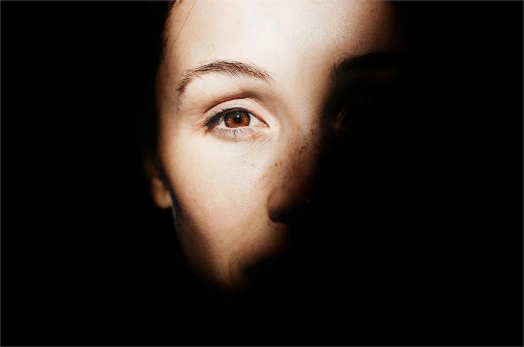 重度使用3C惡果來了!白內障提早10年 40歲患者逐年暴增