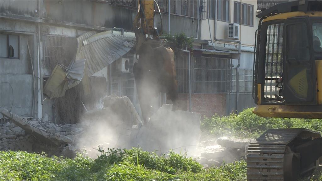 台中清水樓塌 都發局派機具先拆除崩落水泥塊