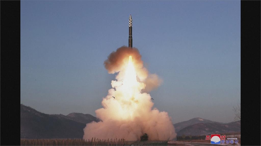 北朝鮮證實試射最新「火星18型」洲際彈道飛彈　<em>金正恩</em>攜愛女親眼見證
