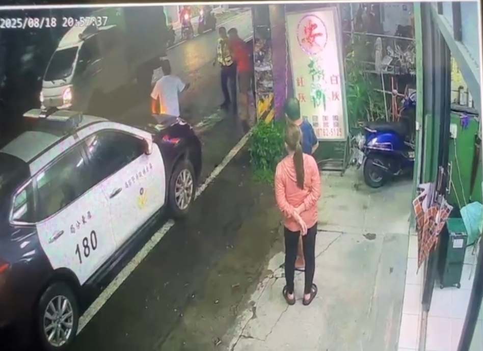 屏東當街砍人！男子不滿被嘲諷　持刀砍傷友人遭壓制