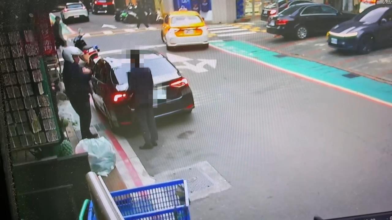 轎車"擋社區停車場前"半小時 警經過處理"沒開單"惹議