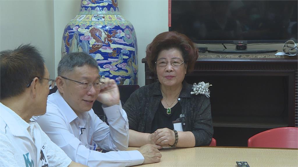柯文哲南下高雄玉皇宮參拜 點光明燈積極爭取支持