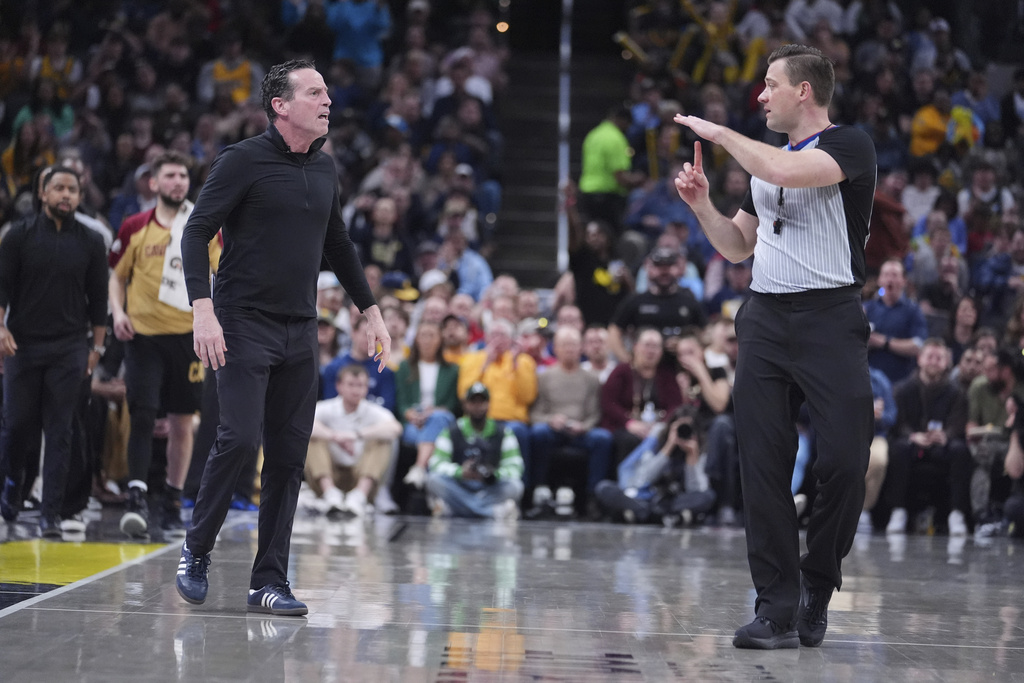NBA／場面異常火爆！　曾孕育「林來瘋」騎士主帥激烈抗議遭驅逐出場