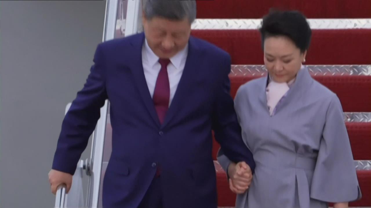 健康亮紅燈？川普高規格接機　習近平緊握扶手　20秒緩步下階梯