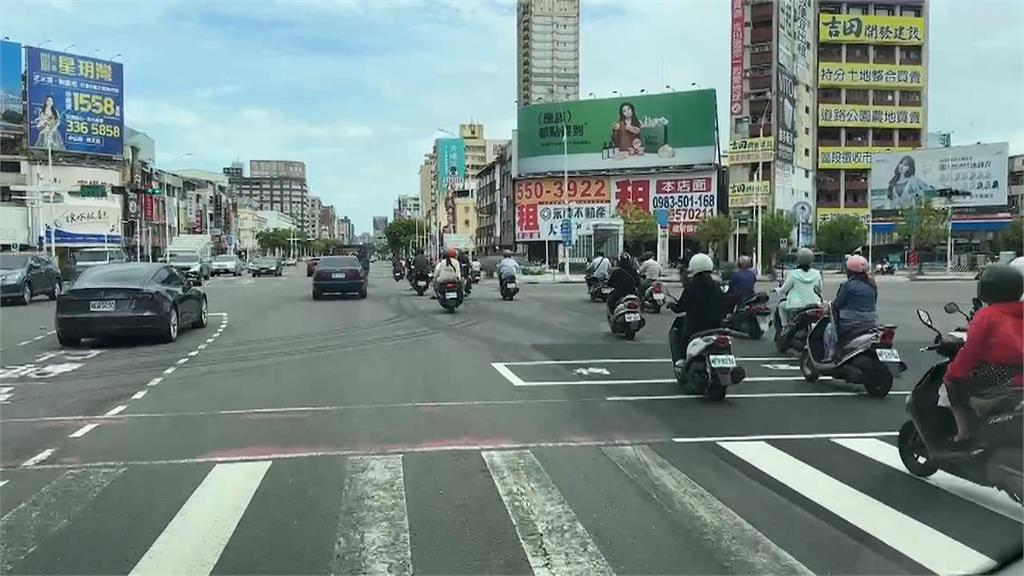 高雄路面施工脆弱現坑洞 輪椅身障者前輪卡住慘摔