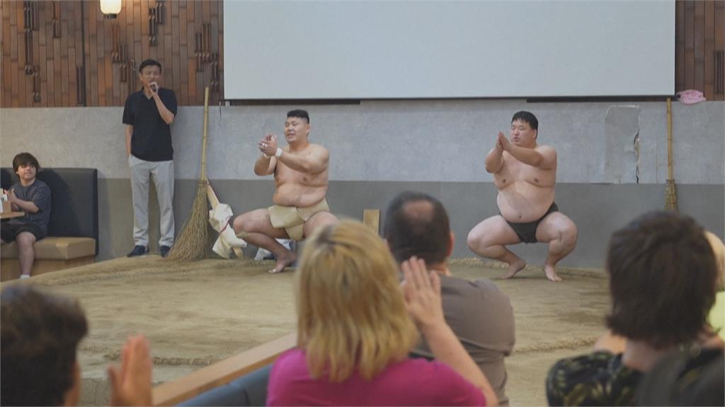 東京餐廳天天爆滿　邊吃邊看相撲表演