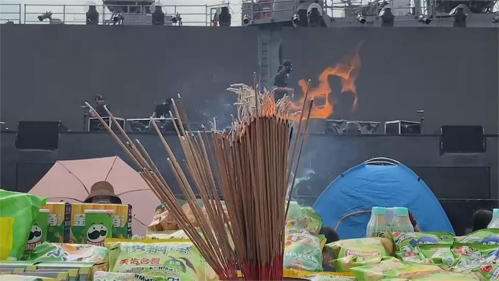 高雄蓬萊舞台區跨年晚會登場 拜拜祈福迎來好兆頭