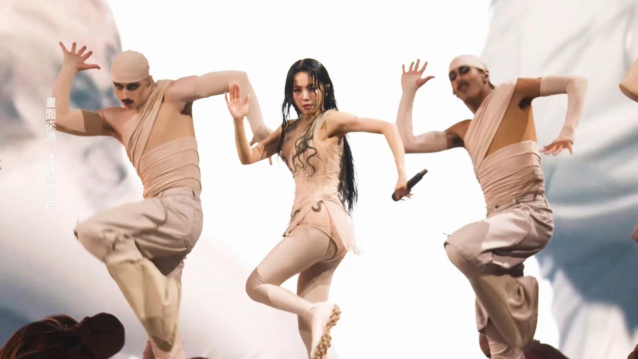 蔡依林砸9億火力全開! 站「30公尺巨蟒」開唱震撼4萬人