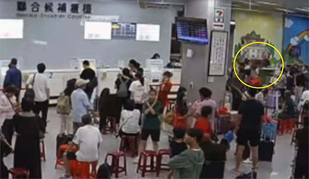 快新聞／扯！不爽沒排到候補機位　男金門機場「持椅砸櫃台」釀地勤受傷